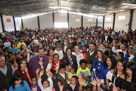 EN AMBIENTE DE FIESTA EN LA COLONIA EMILIANO ZAPATA  SE ENTREGAN APOYOS INVERNALES