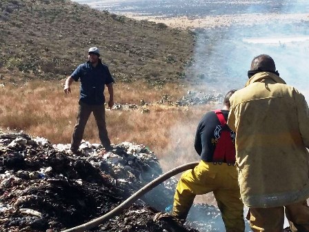 SE CONTROLA INCENDIO EN TIRADERO MUNICIPAL