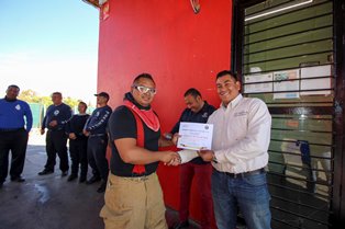 ENTREGAN RECONOCIMIENTO DE CAPACITACIÓN A BOMBEROS DE FRESNILLO