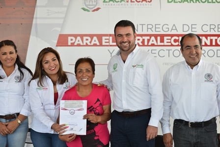 ENTREGAN EN FRESNILLO CRÉDITOS PARA EL FORTALECIÉNDOLO A LA ECONOMÍA Y PROYECTOS PRODUCTIVOS