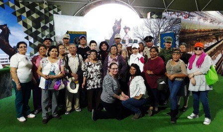 ACUDEN INTEGRANTES DEL CLUB DE LA TERCERA EDAD LA DIVINA PROVIDENCIA A EXPOSICIÓN DE FUERZAS ARMAS