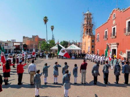 REALIZAN ABANDERAMIENTO DE ESCOLTAS  DE LA SECCIÓN 34 DEL SNTE