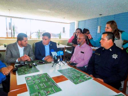 PRESENTAN CONFERENCIA “FAMILIAS PODEROSAS” A PERSONAL DE LA PRESIDENCIA MUNICIPAL