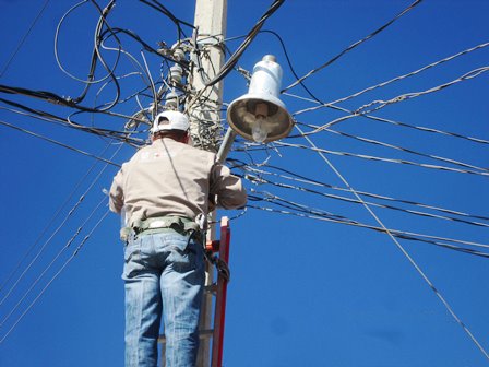 TRABAJAN EN LA REPARACIÓN Y MANTENIMIENTO  DE LUMINARIAS EN FRESNILLO