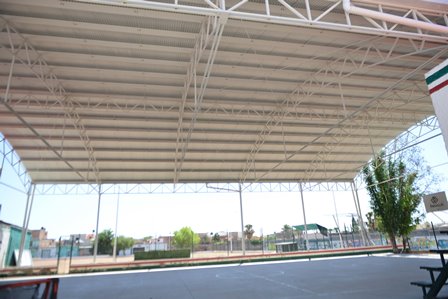 CONSTRUYEN DOMO EN CANCHA DE BASQUETBOL