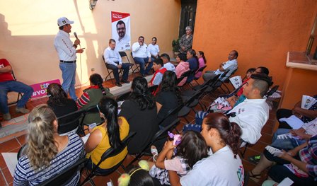 Con visitas domiciliarias promueve proyecto Medrano Quezada