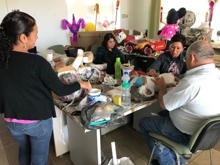 IMPARTEN TALLERES DE MANUALIDADES  EN BIBLIOTECA PÚBLICA MUNICIPAL