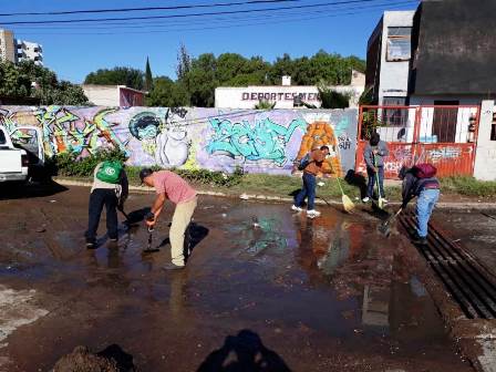 TRABAJAN EN LA LIMPIEZA DE ALCANTARILLAS DE EL MINERAL
