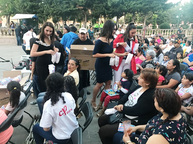 COMPARTEN CANDIDATAS A REINA FUNCIÓN DE CINE CON LAS FAMILIAS FRESNILLENSES