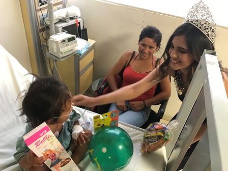 LLEVAN ALEGRÍA CANDIDATAS A REINA A NIÑOS HOSPITALIZADOS
