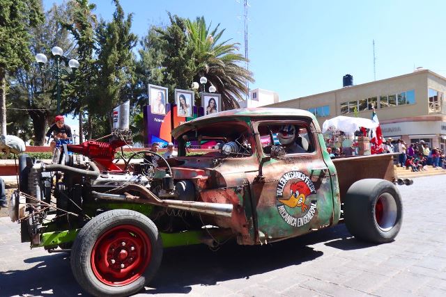 PRESENCIAN FRESNILLENSES DESFILE DE CARROS ANTIGUOS