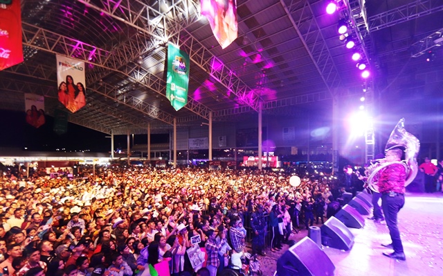 LLENAN ASISTENTES EL FORO VICTORIA EN LA PRESENTACIÓN DE LOS PLEBES DEL RANCHO DE ARIEL CAMACHO