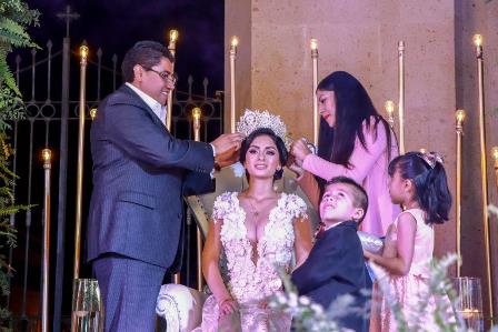 CORONA EL ALCALDE SAÚL MONREAL A VALERIA I, REINA DE LOS FESTEJOS DE LA FUNDACION DE PLATEROS