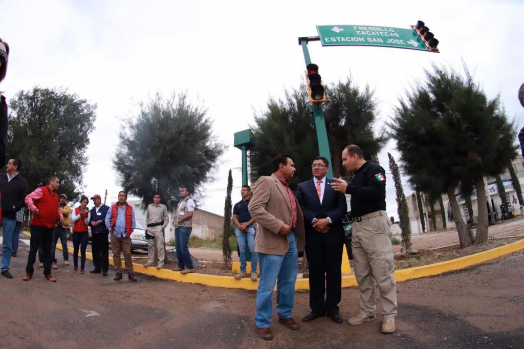 SAÚL MONREAL PONE EN MARCHA SEMÁFORO  EN EL BOULEVARD SAN JOSÉ