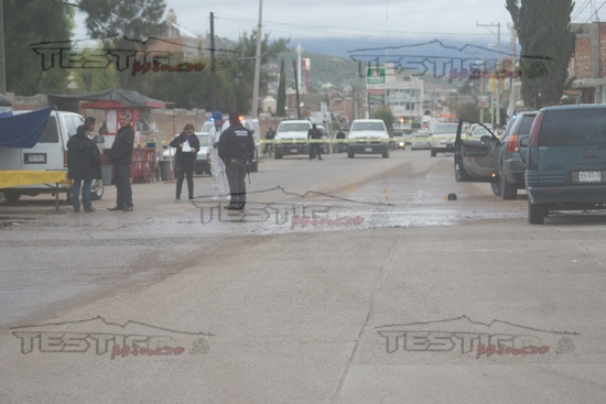 BALEAN A HOMBRE Y MUJER A LAS AFUERAS DE UNA ESCUELA PRIMARIA