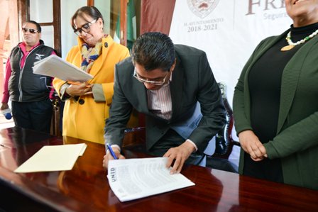 FIRMA SAÚL MONREAL CON UNID FRESNILLO CONVENIO PARA CAPACITACIÓN DE FUNCIONARIOS