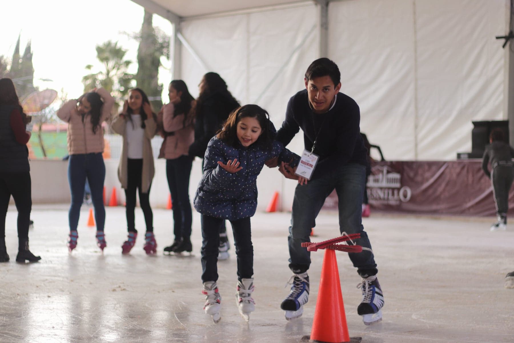 NIÑOS DE PIEDRAS DISFRUTAN UNA TARDE EN LA PISTA DE HIELO