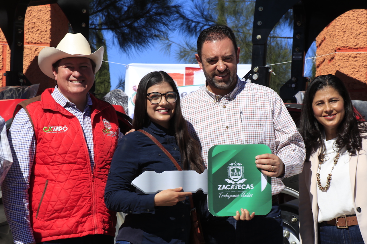 ENTREGA ALEJANDRO TELLO MAQUINARIA AGRÍCOLA PARA PRODUCTORES DEL SUR DE ZACATECAS