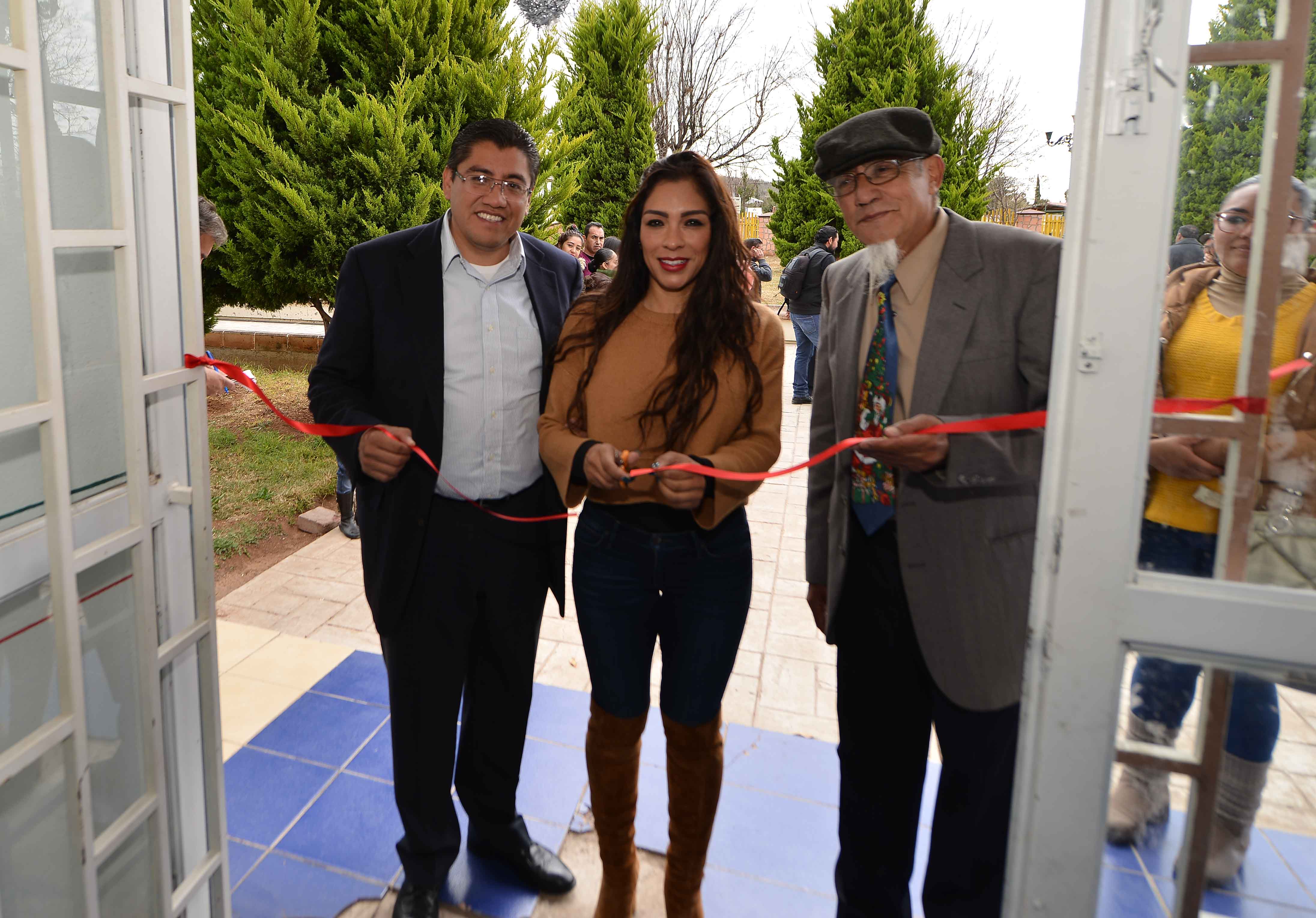 INAUGURA SAÚL MONREAL MURAL EN CAFETERÍA DEL CUARTO CENTENARIO