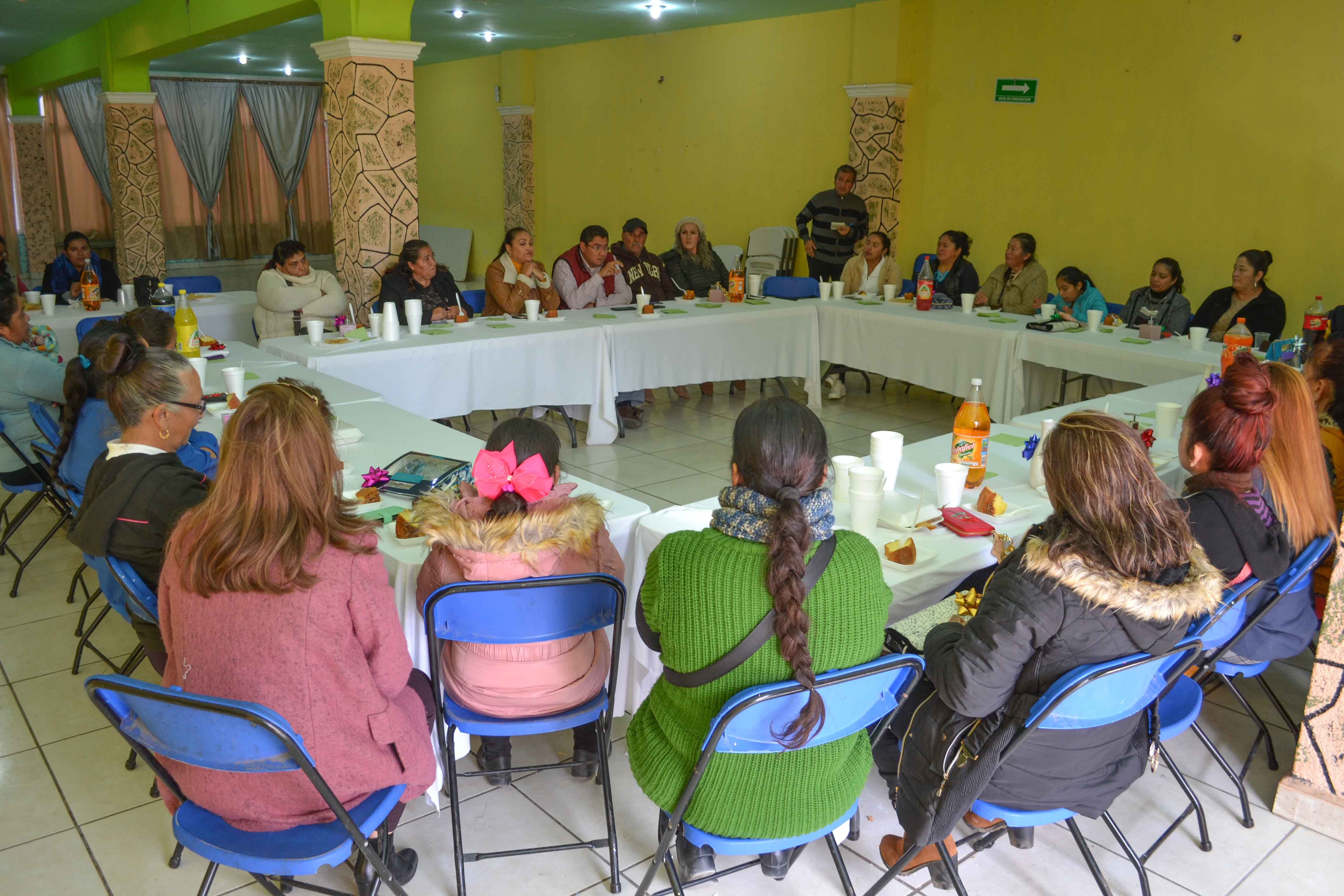 CONVIVE EL ALCALDE CON PROMOTORAS DE SALUD