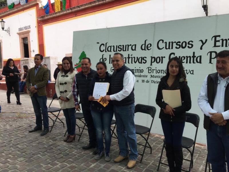 ENTREGA GOBIERNO ESTATAL APOYOS ECONÓMICOS, MAQUINARIA Y EQUIPO EN PINOS