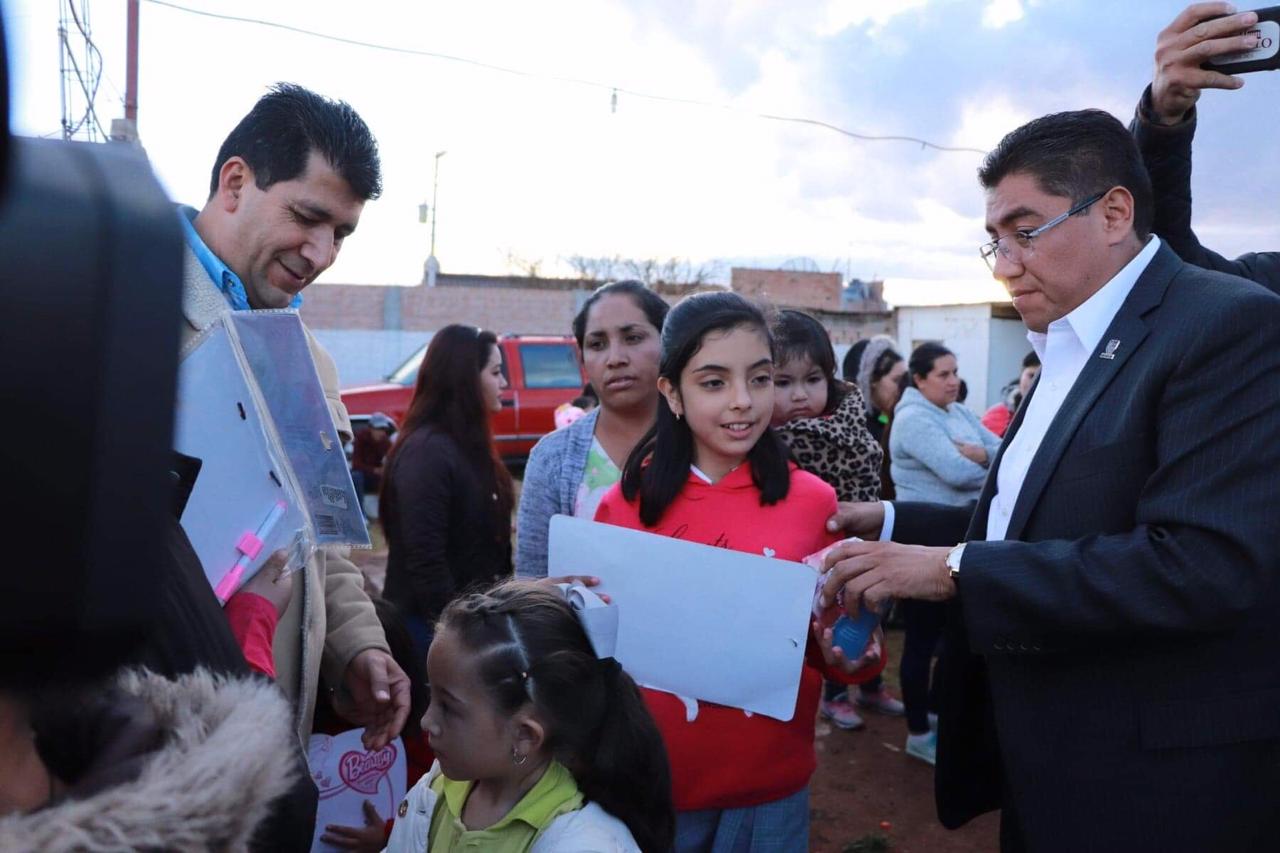 ENTREGA SAÚL MONREAL JUGUETES Y COBIJAS EN COLONIAS DE FRESNILLO