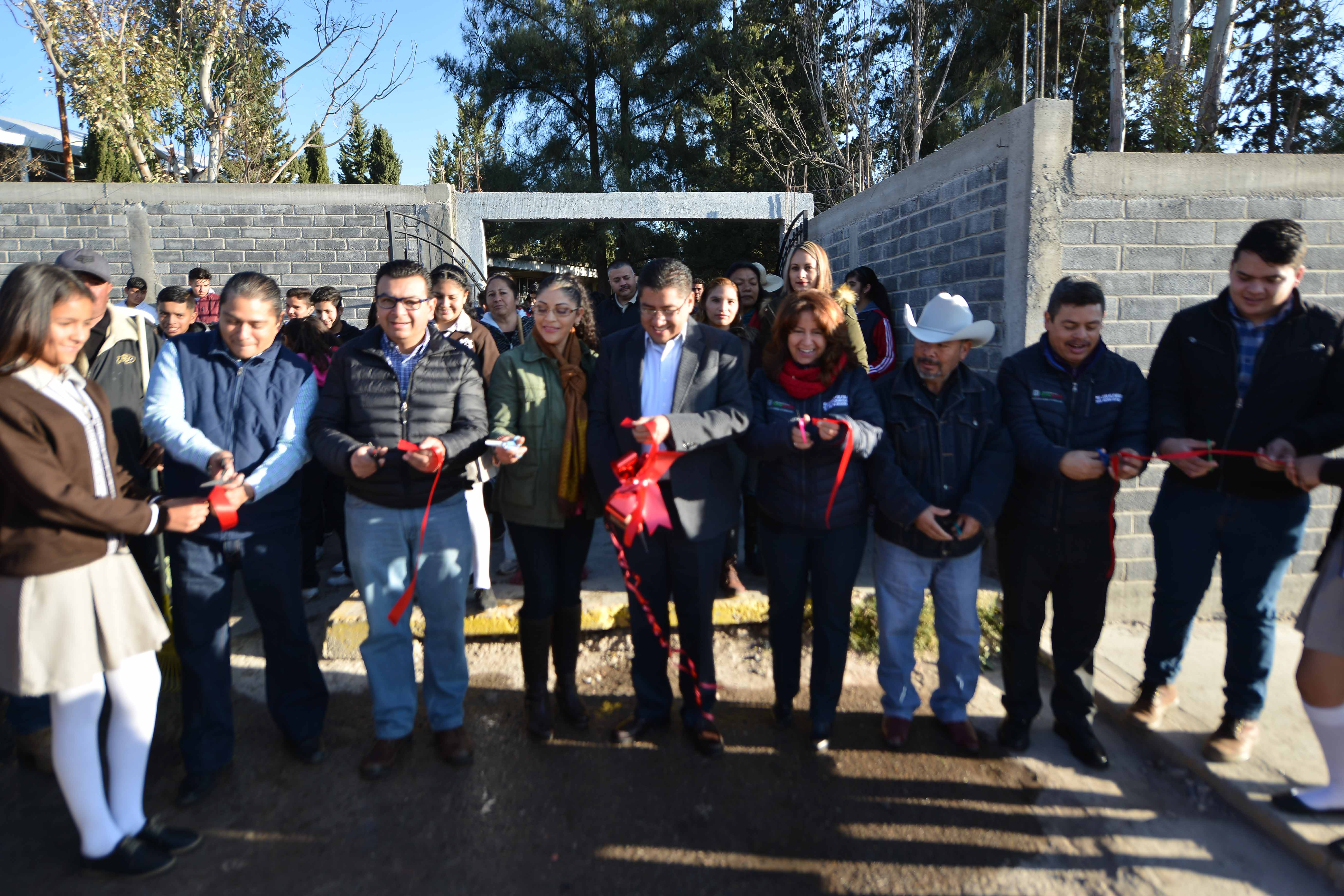 ARRANCA ALCALDE MEGABRIGADA DE LIMPIEZA Y ENTREGA BARDA PERIMETRAL EN ESCUELA SECUNDARIA