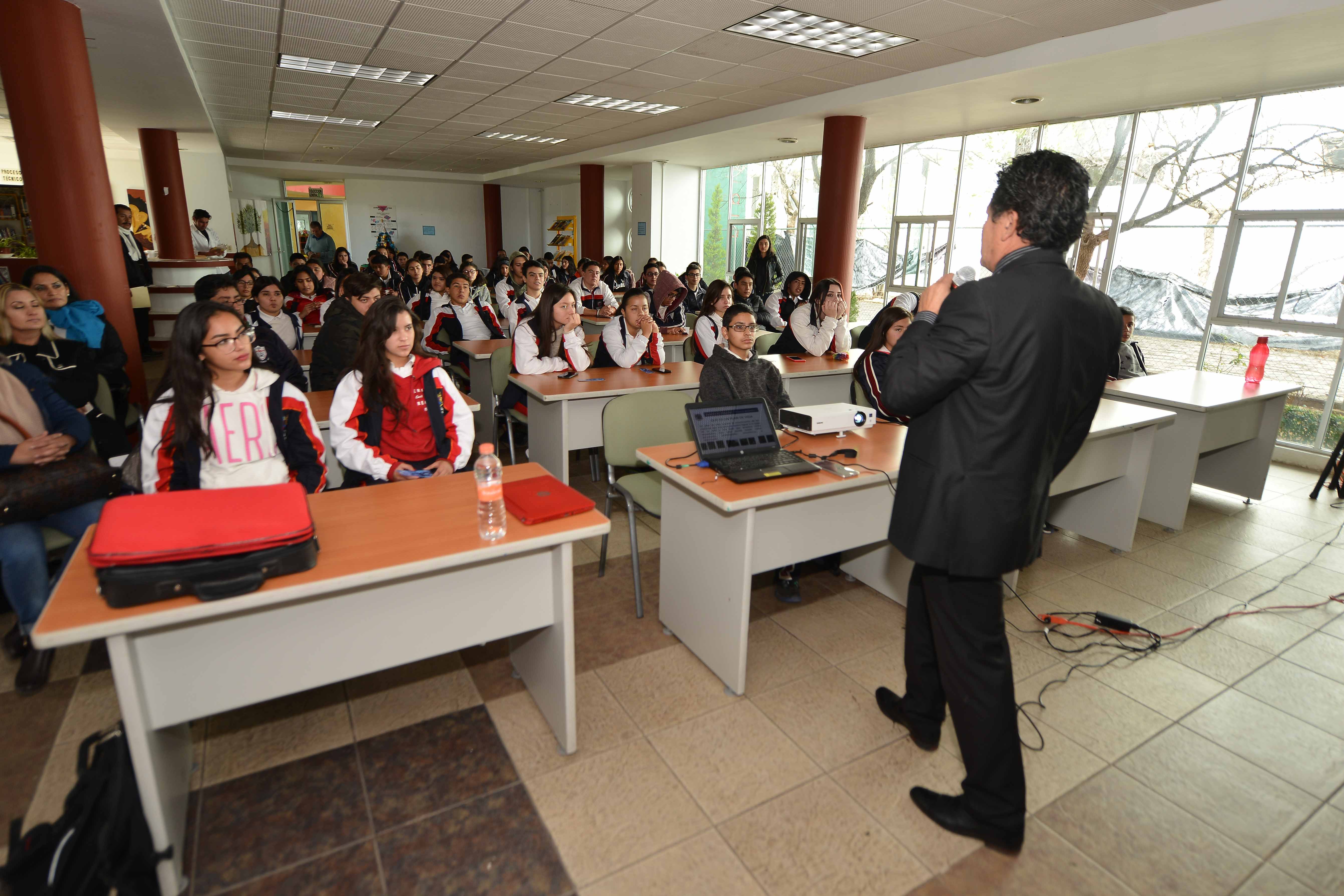 BRINDAN CONFERENCIA MAGISTRAL A ESTUDIANTES EN LA BIBLIOTECA MUNICIPAL