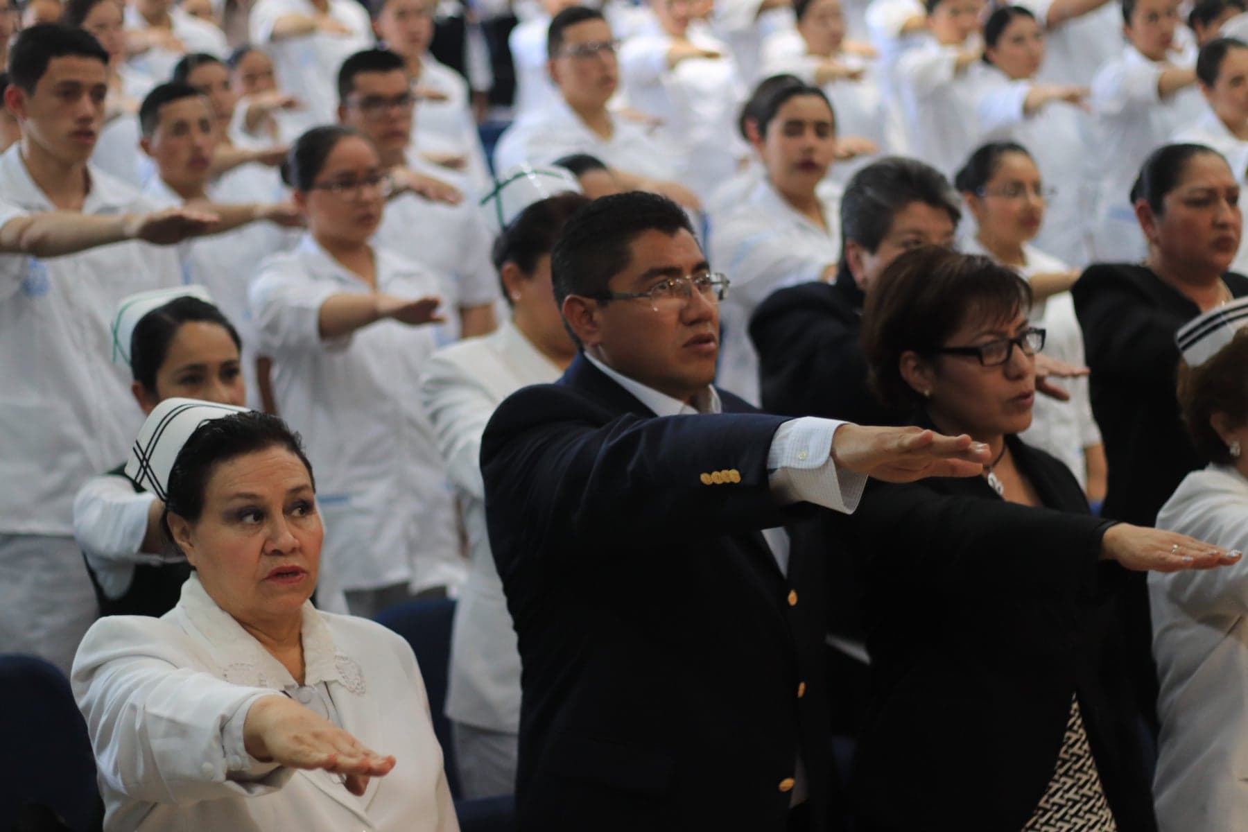 ASISTE EL ALCALDE A CEREMONIA DE IMPOSICIÓN DE COFIAS Y GAFETES A ESTUDIANTES DE ENFERMERÍA