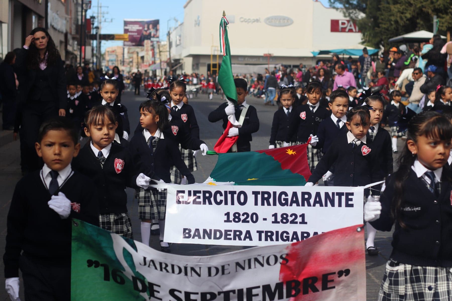 DESFILAN EN FRESNILLO PARA CONMEMORAR EL DÍA DE LA BANDERA