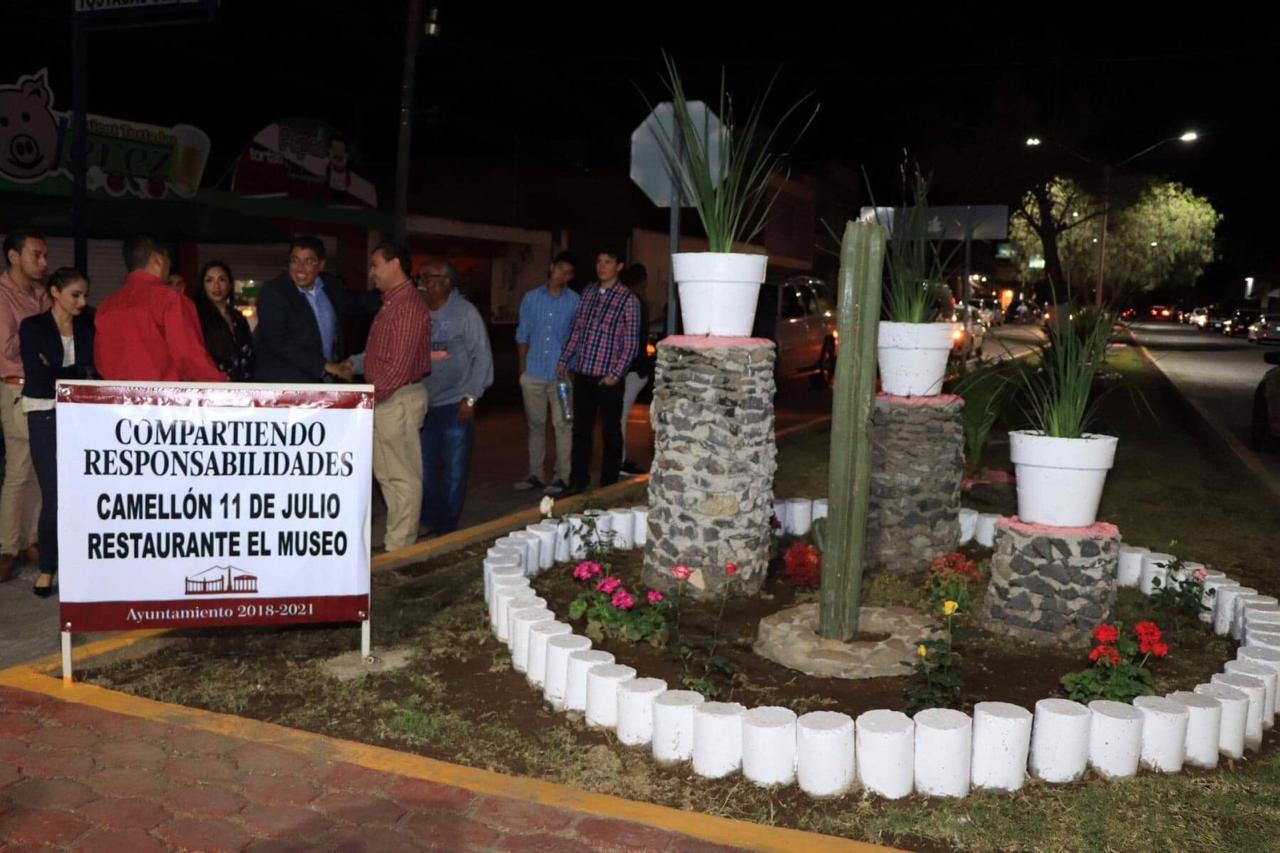 ENCIENDE SAÚL MONREAL LUMINARIAS EN LA CALLE 11 DE JULIO