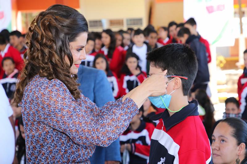 RECIBEN ESTUDIANTES CAPITALINOS LENTES DEL PROGRAMA VER BIEN PARA APRENDER MEJOR