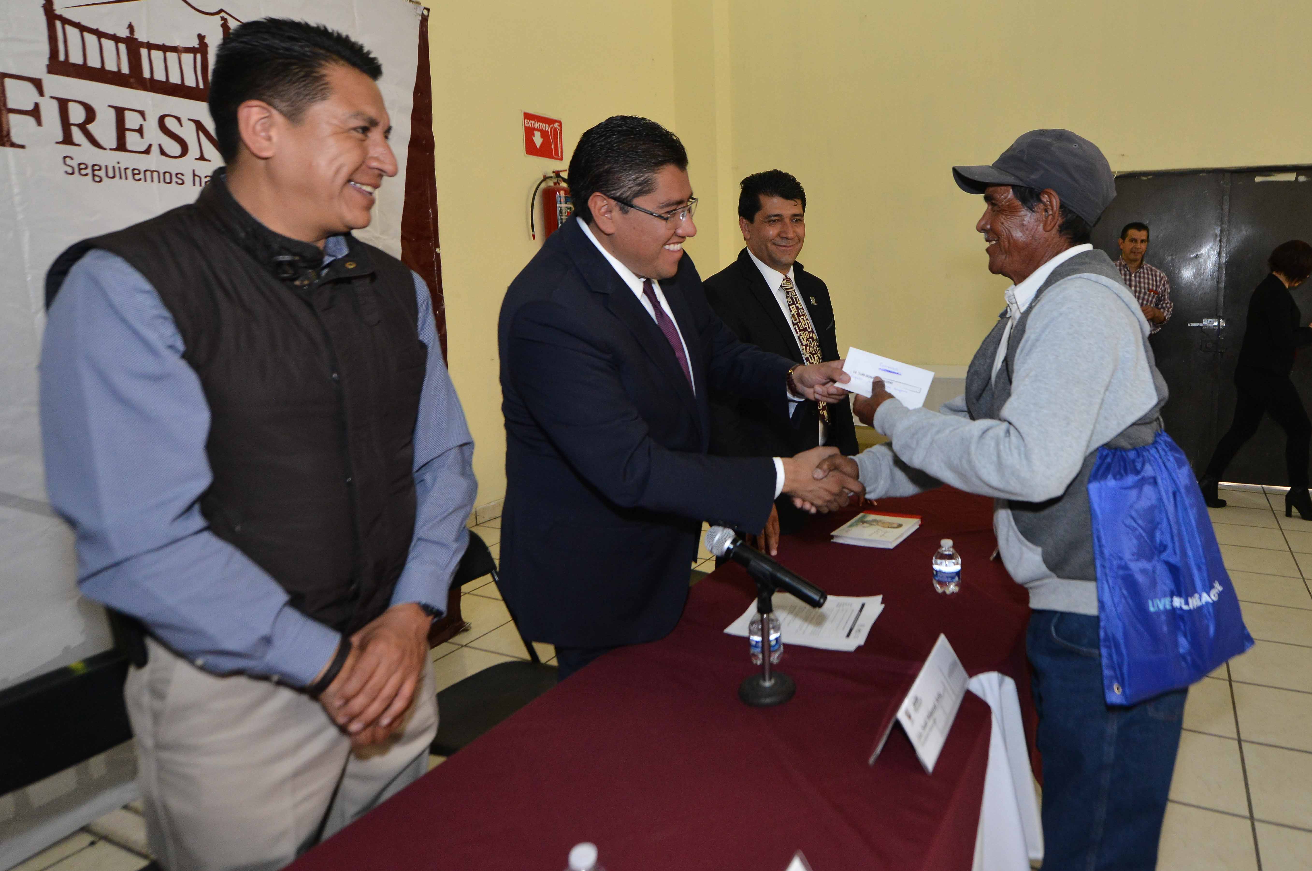 RECIBEN APOYOS DELEGADOS MUNICIPALES