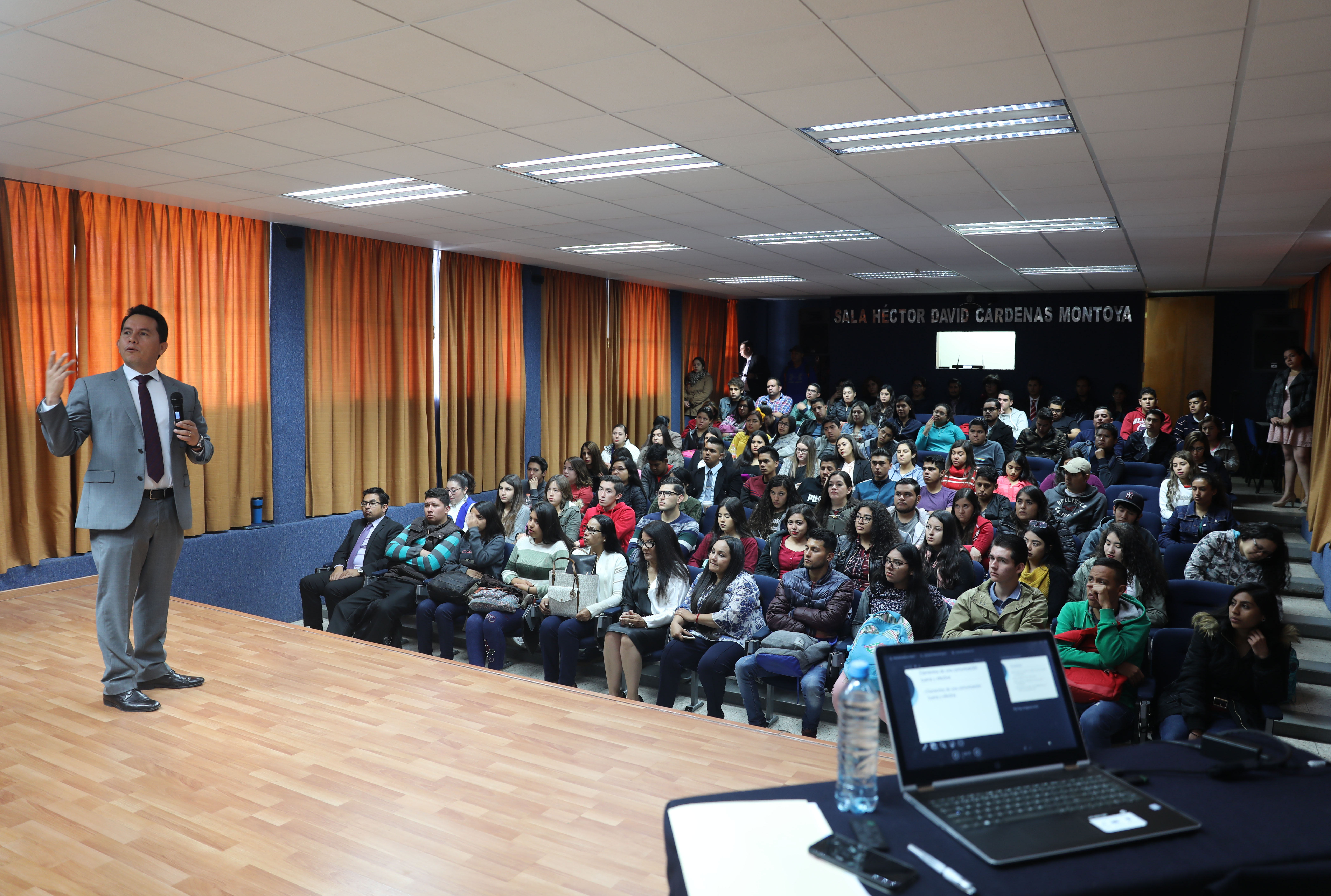 “EN AUDIENCIA ES IMPORTANTE EL LENGUAJE CORPORAL DEBIDO A QUE GENERA EMPATÍA, RESPETO, CONTROL, AUTORIDAD Y AUTENTICIDAD”: MAGISTRADO CARLOS VILLEGAS