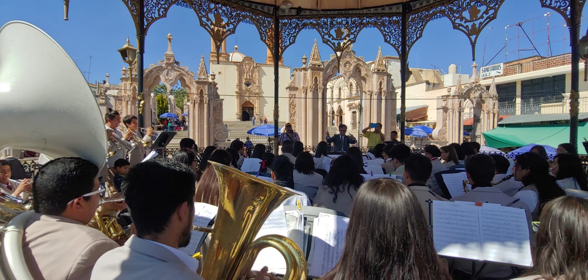 BANDA SINFÓNICA MUNICIPAL LLEVA SERENATA DOMINICAL A PLATEROS