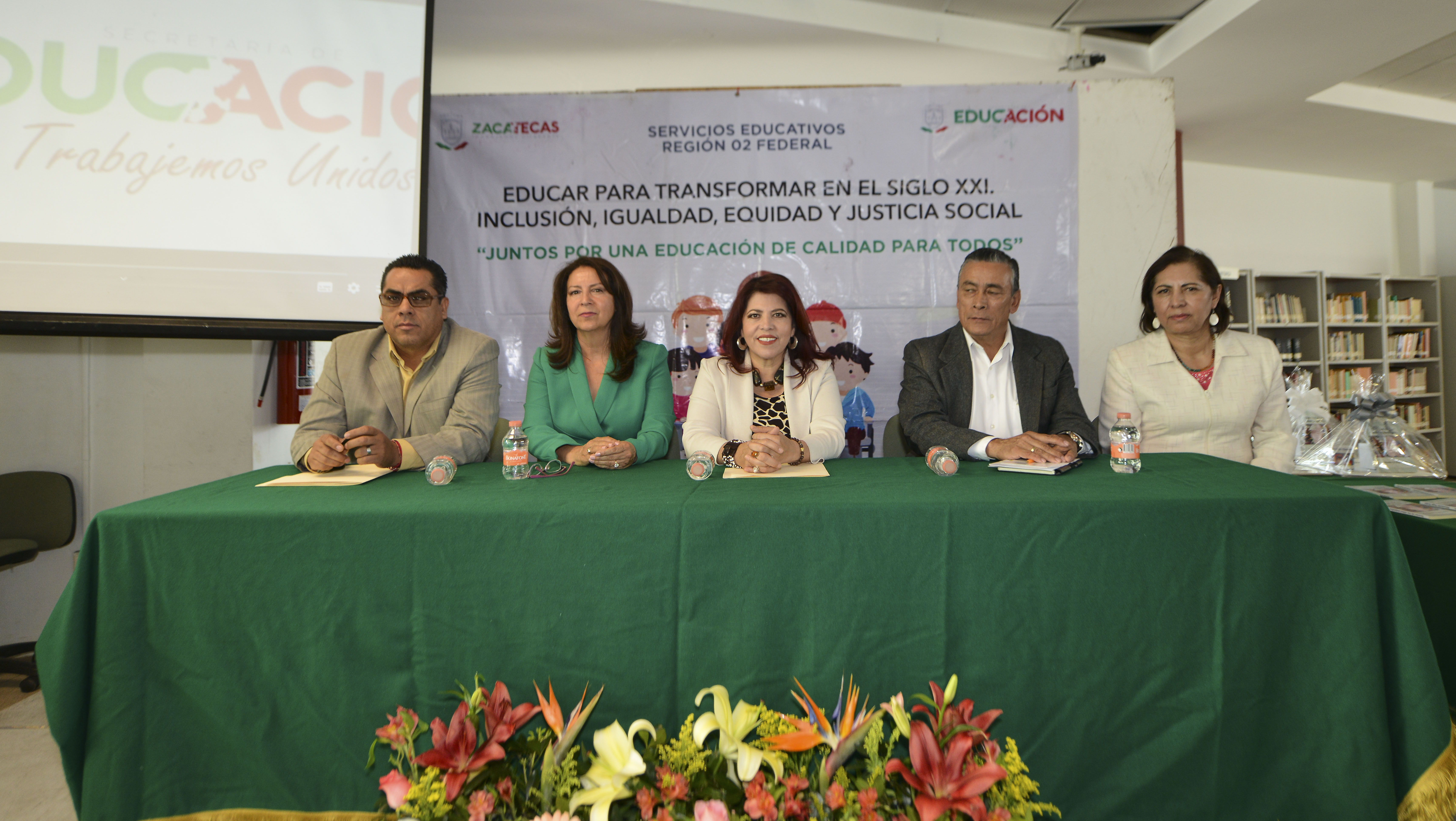 PRESENTAN A ESTUDIANTES EL LIBRO “TEORÍAS DE LOS NIÑOS PEQUEÑOS”