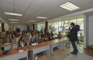 JÓVENES ESTUDIANTES ASISTIERON A CONFERENCIA A LA BIBLIOTECA