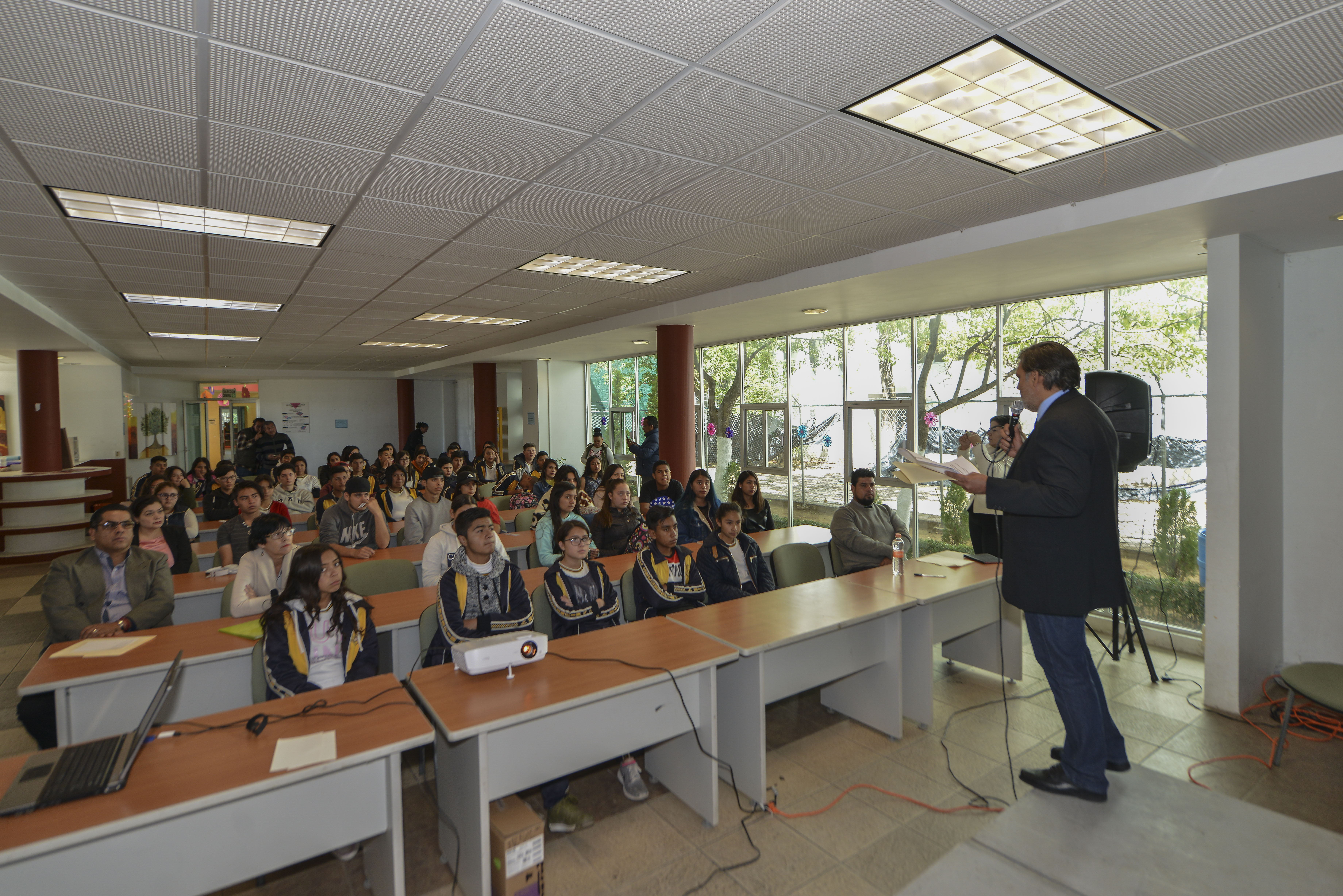 JÓVENES ESTUDIANTES ASISTIERON A CONFERENCIA A LA BIBLIOTECA