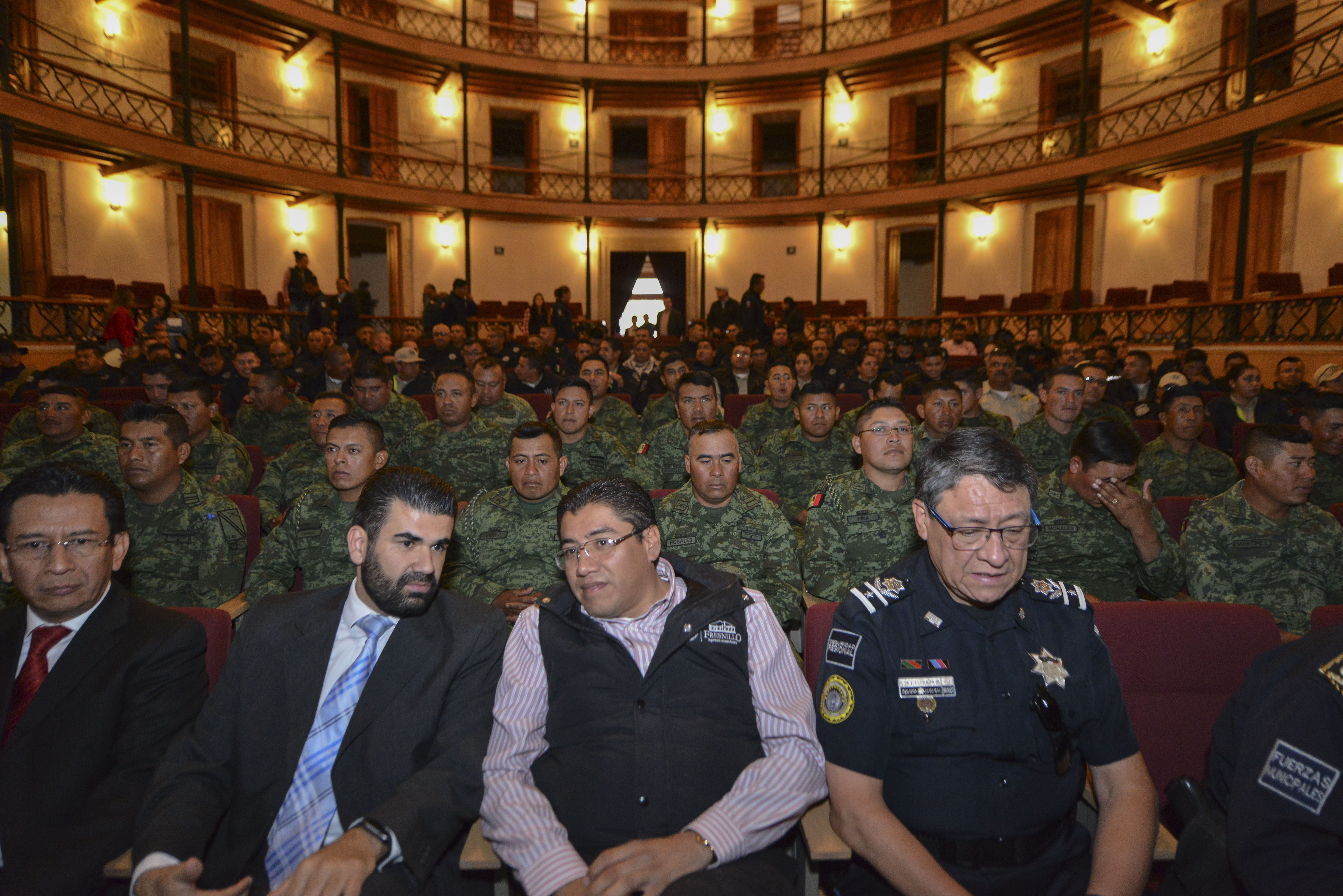 SE REUNE SAÚL MONREAL CON POLICÍAS Y MILITARES