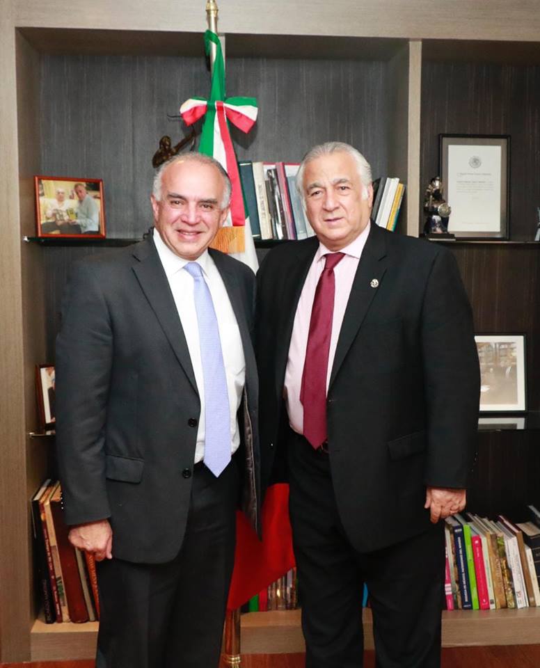 Ciudad de México.- El Gobierno del Estado y la Secretaría de Turismo del gobierno federal buscarán estrategias para promocionar, en el ámbito nacional e internacional, los proyectos zacatecanos: Festival de Producto Turístico, la Feria del Financiamiento y el Museo Antonio Aguilar.   Eduardo Yarto, Secretario de Turismo de Zacatecas, se reunió con Miguel Torruco Marqués, titular de la dependencia federal para plantearle las  actividades que realizan en el estado con la finalidad de impulsar nuevas ideas para crear, apoyar y publicitar nuevos productos turísticos.   El funcionario estatal dijo que revisaron temas de capacitación, profesionalización, infraestructura, entre otros, para los cuales buscarán programas que ayuden a cumplir con las metas planteadas por el Gobernador Alejandro Tello en la materia.   Detalló que el Festival de Producto Turístico busca promocionar las experiencias que ofrece Zacatecas a los mayoristas, agencias de viaje y tour operadores nacionales. Mientras, la Feria del Financiamiento reúne a las principales empresas que buscan capitalizar propuestas de zacatecanos emprendedores