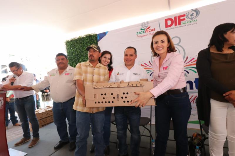 RECIBEN FAMILIAS PINENSES PROGRAMAS Y SERVICIOS DEL GOBIERNO DE ZACATECAS