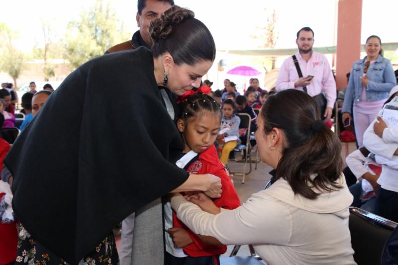 ENTREGA GOBIERNO DE ZACATECAS UNIFORMESESCOLARES EN VETAGRANDE