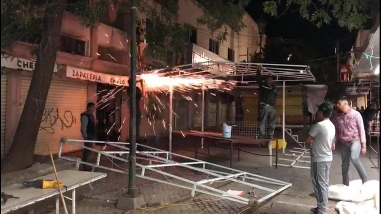 RETIRAN COMERCIANTES ESTRUCTURAS METÁLICAS DE ZONA PEATONAL