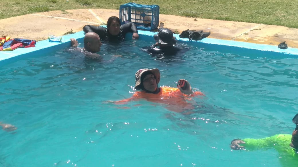 BOMBEROS Y PREVENTIVOS SE CAPACITAN, PARA RESCATE DE PERSONAS EN EL AGUA.