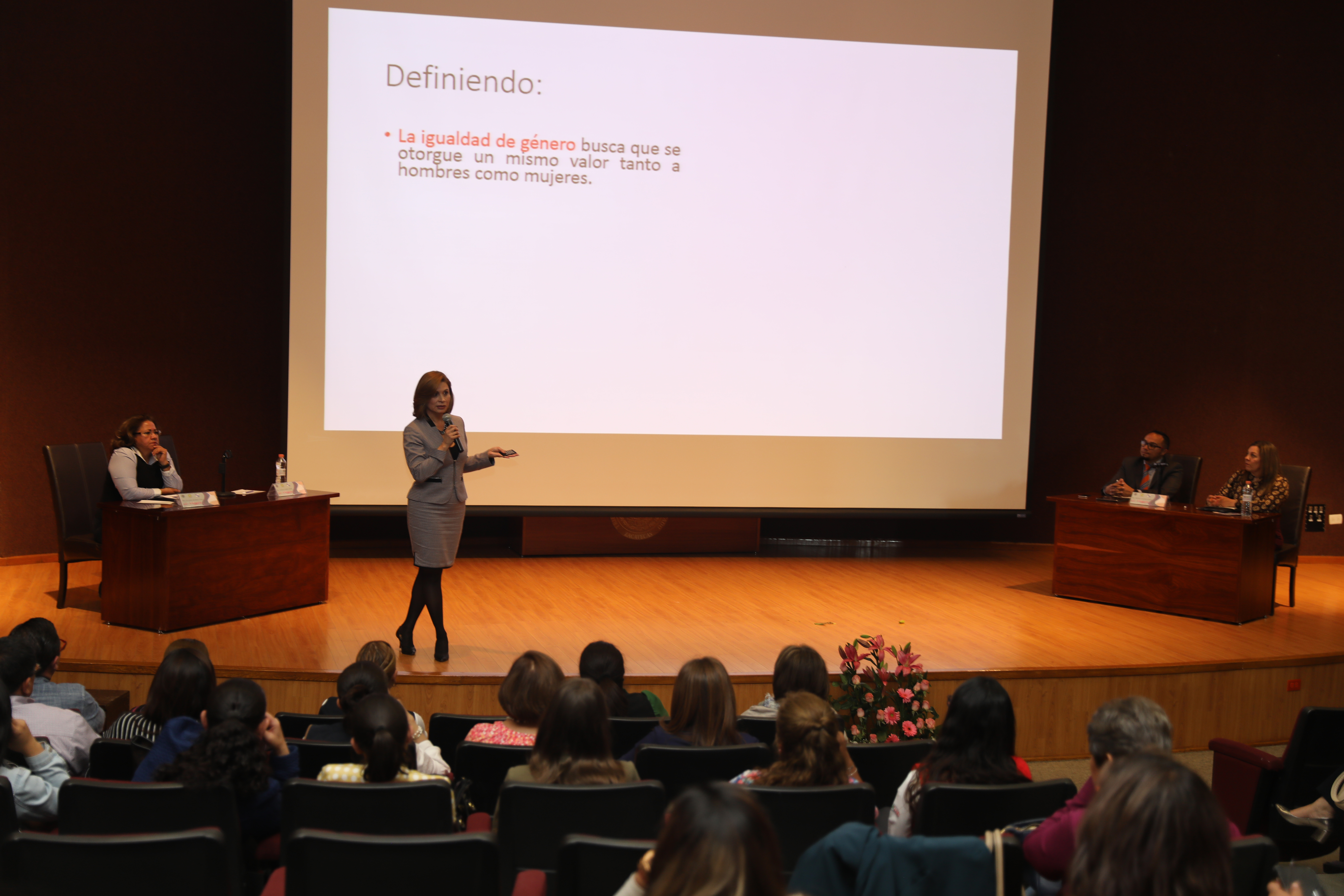 CON MESA REDONDA EXPONEN EL VALIOSO PAPEL DE LA MUJER EN LA SOCIEDAD