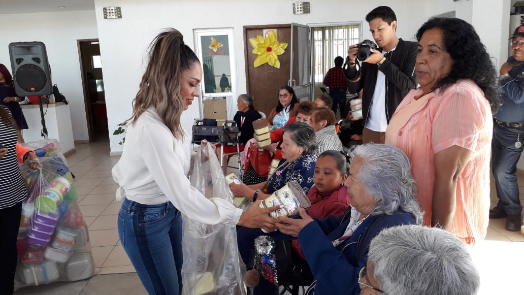 CONVIVE LUPITA PÉREZ DE MONREAL, CON MADRES DE LA TERCERA EDAD.