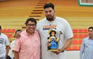 EX JUGADOR DE LA NBA IMPARTE CONFERENCIA A JÓVENES DE FRESNILLO