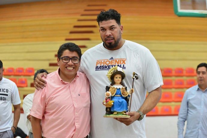 EX JUGADOR DE LA NBA IMPARTE CONFERENCIA A JÓVENES DE FRESNILLO
