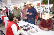 RECIBEN MÁS DE 400 HABITANTES DE FLORENCIA APOYOS EN LA FERIA DIFERENTE
