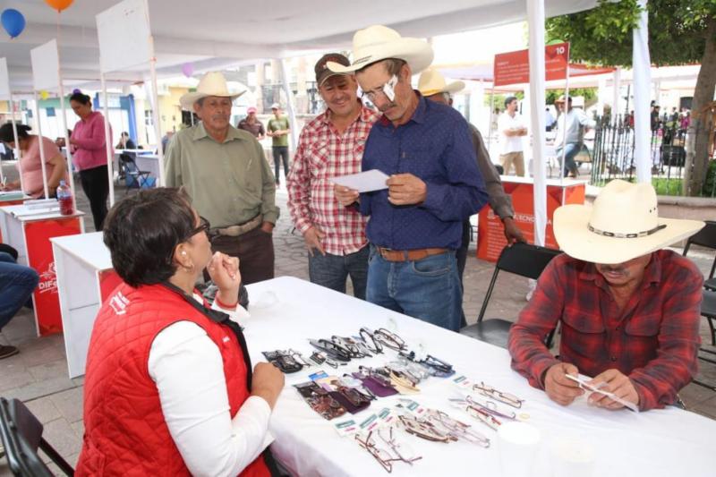 RECIBEN MÁS DE 400 HABITANTES DE FLORENCIA APOYOS EN LA FERIA DIFERENTE